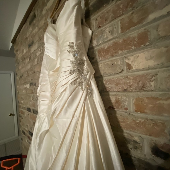 Wedding Gown - Picture 2 of 8